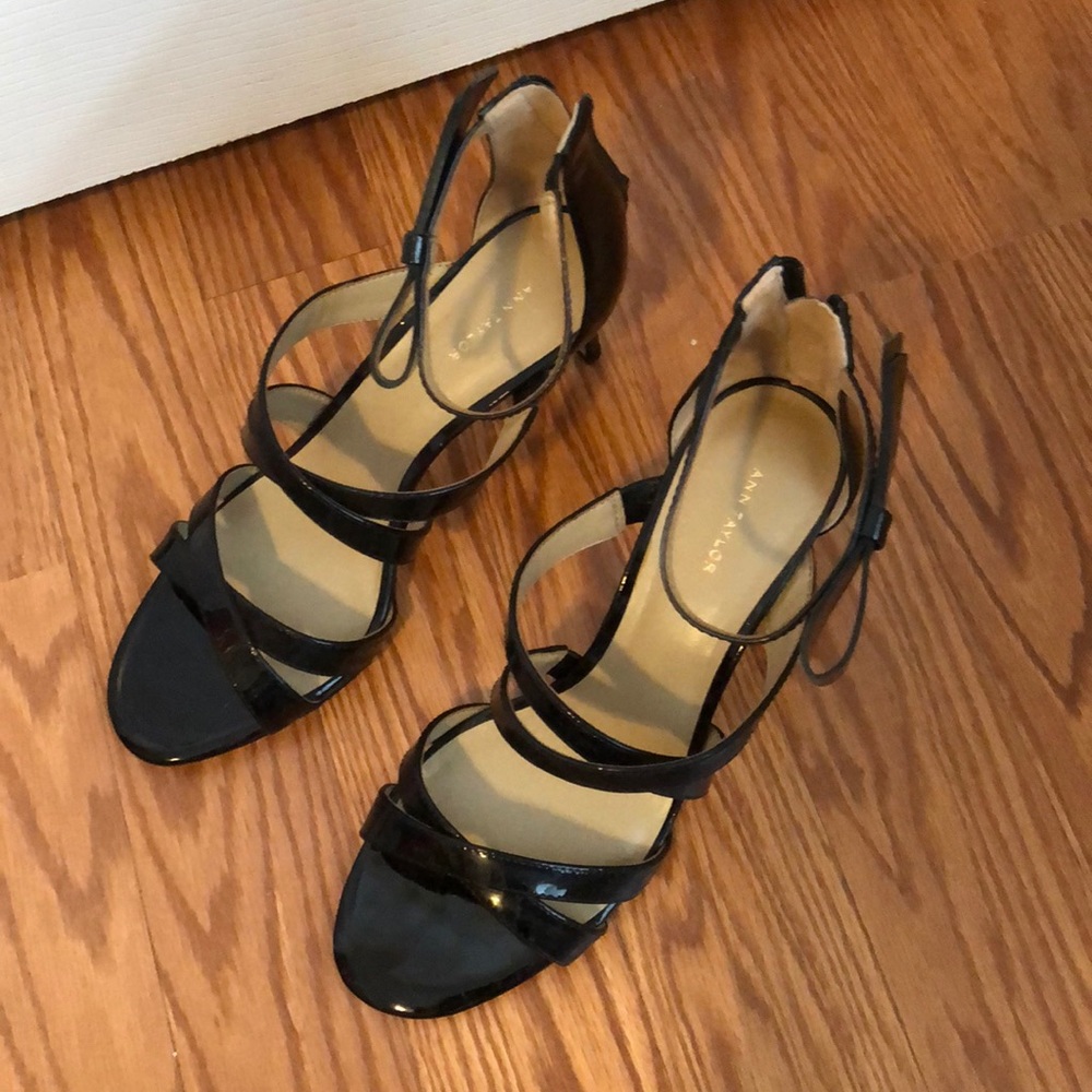 Beautiful Ann Taylor Size 9 Sandals